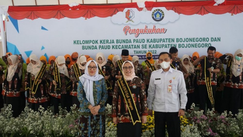 Bupati Bojonegoro Anna Mu'awanah berfoto bersama usai pengukuhan Bunda PAUD. (Ist) 