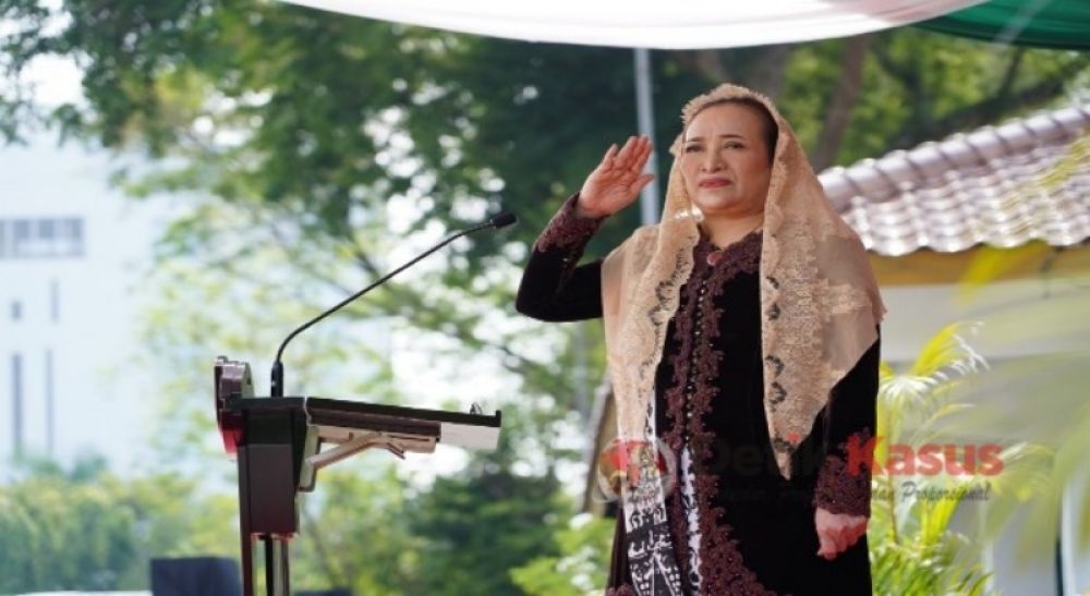 Bupati Bojonegoro Anna Mu'awanah saat memimpin upacara Hari Jadi Bojonegoro ke 345 Tahun 2022 di Alun-alun Bojonegoro. (Ist) 