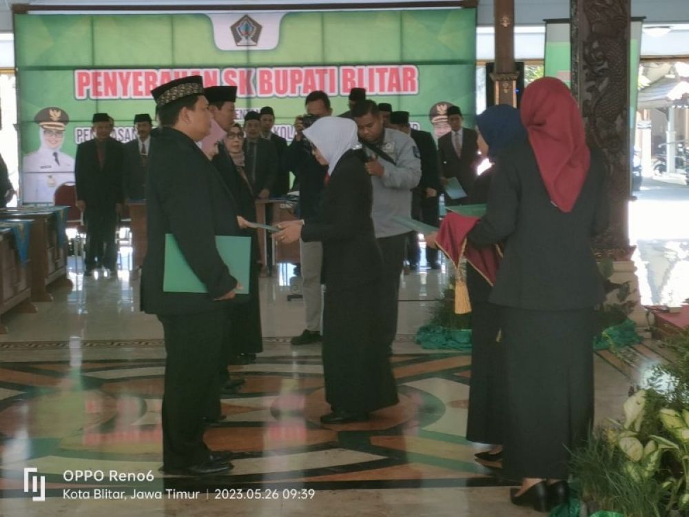 Bupati Blitar, Rini Syarifah menyerahkan SK mutasi ratusan guru SDN maupun SMPN di Prndopo Ronggo Hadi Negoro. (Ist) 