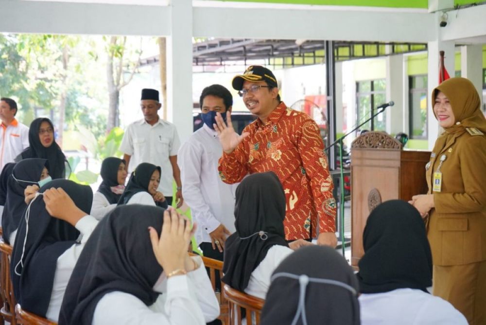 Bupati Sidoarjo Muhdlor Ali membuka pelatihan membuat kue dan Spa Reflexology di Kecamatan Krembung. (Ist) 