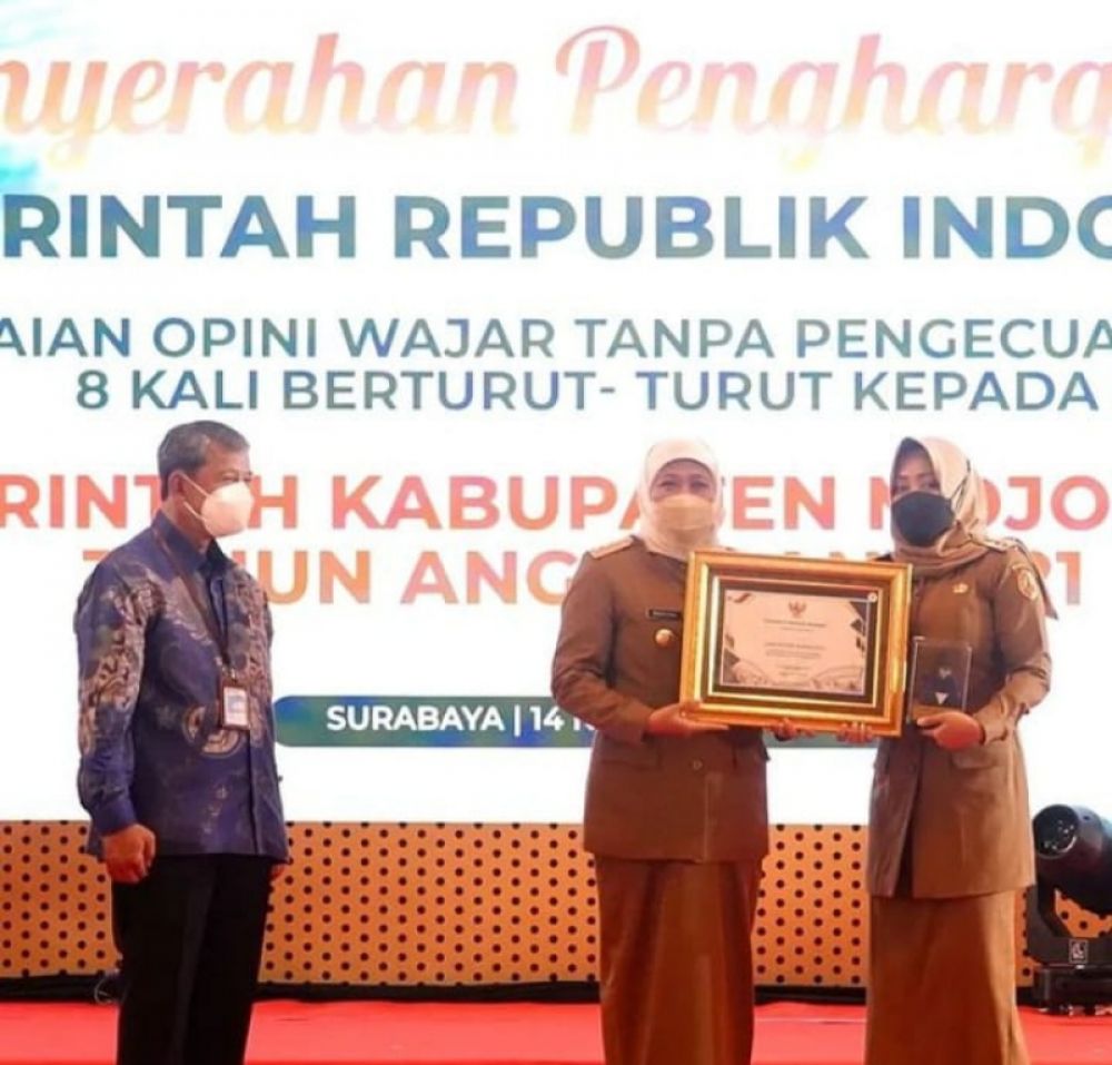 Bupati Mojokerto Ikfina Fahmawati saat menerima plakat WTP dari Gubernur Jawa Timur, Khofifah Ibdar Parawansa. (Ist) 