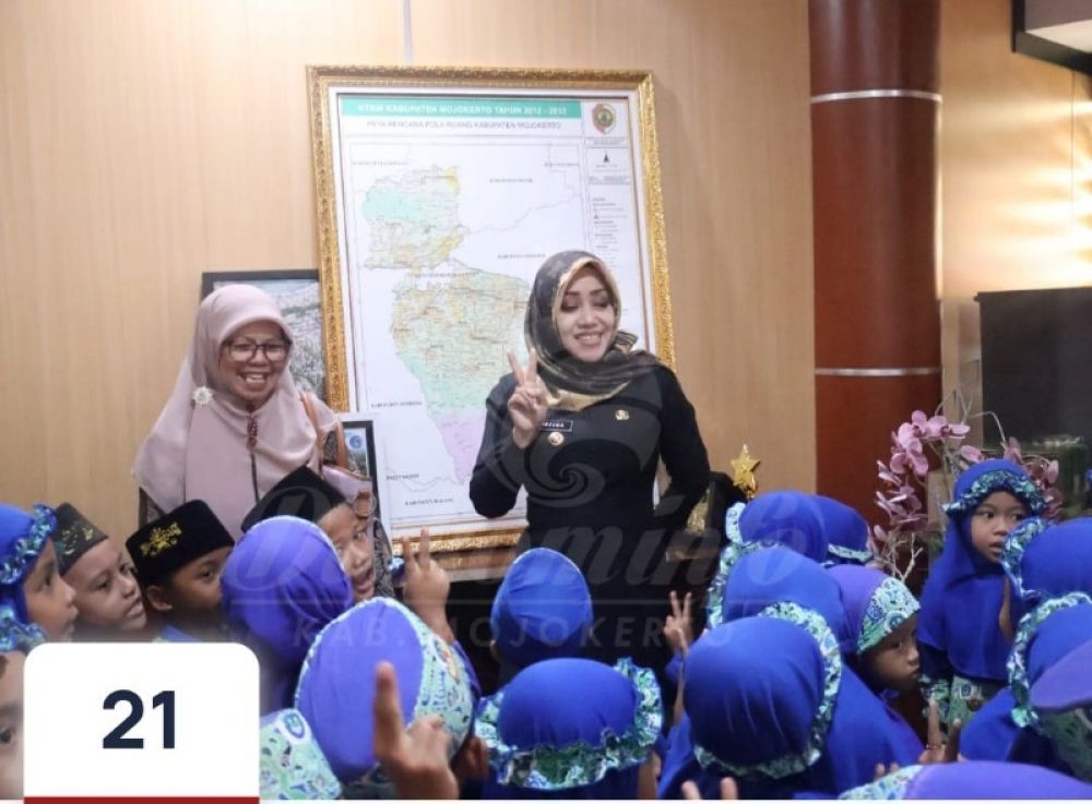 Bupati Ikfina mengajak komunikasi siswa siswi RA Kecamatan Trowulan. (ist)