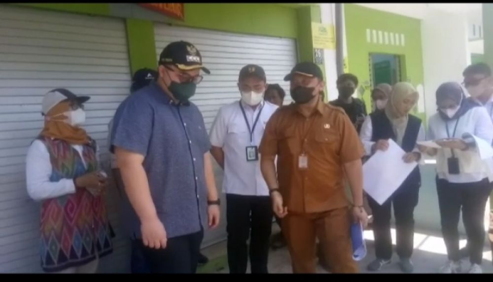 Bupati Kediri Mas Dhito (kiri) saat meninjau Kampung Inggris dan bakal ditata dan dipercantik. (Ist) 