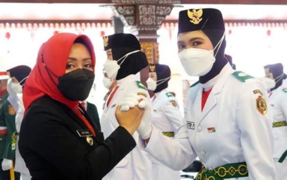 Bupati Mojokerto Ikfiba Fahmawati saat nengukuhkan anggota Paskibraka 2022 di Pendopo Graha Majatama, Kabupaten Mojokerto. (Ist) 