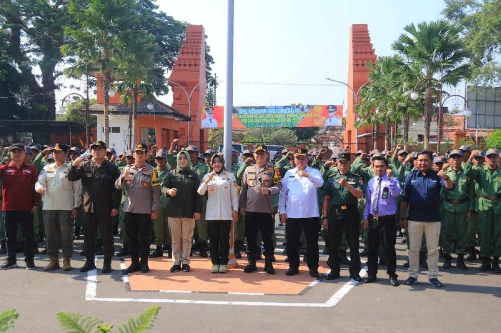 Bupati Mojokerto bersama jajaran Forkopimda dan anggota Satlinmas yang ikut Apel Kesiapan. (ist)