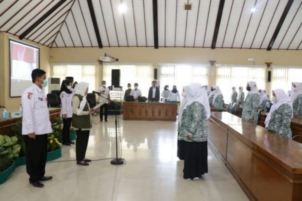 Bupati Bojonegoro, Anna Mu'awanah saat membacakan keputusan dan pengukuhan kepada 56 Satgas PPA di Aula Gedung Angling Dharma iBojonegoro. (Ist) 