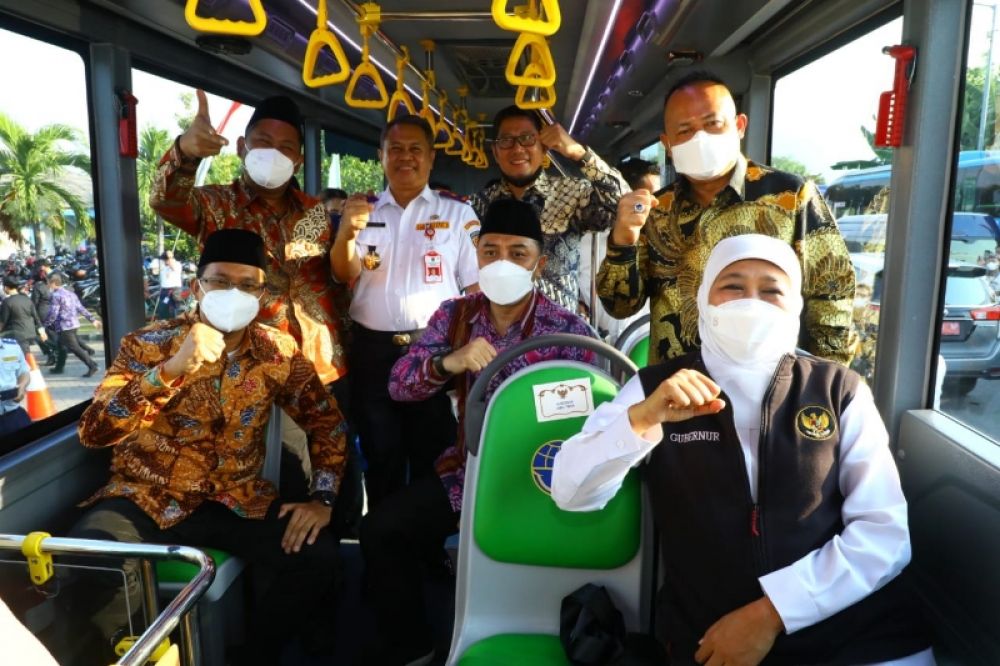 Gubernur Khofifah saat menjajal naik bus Trans Jatim dari terminal Porong Sidoarjo bersama Bupati Gus Muhdlor beserta OPD. (Ist) 