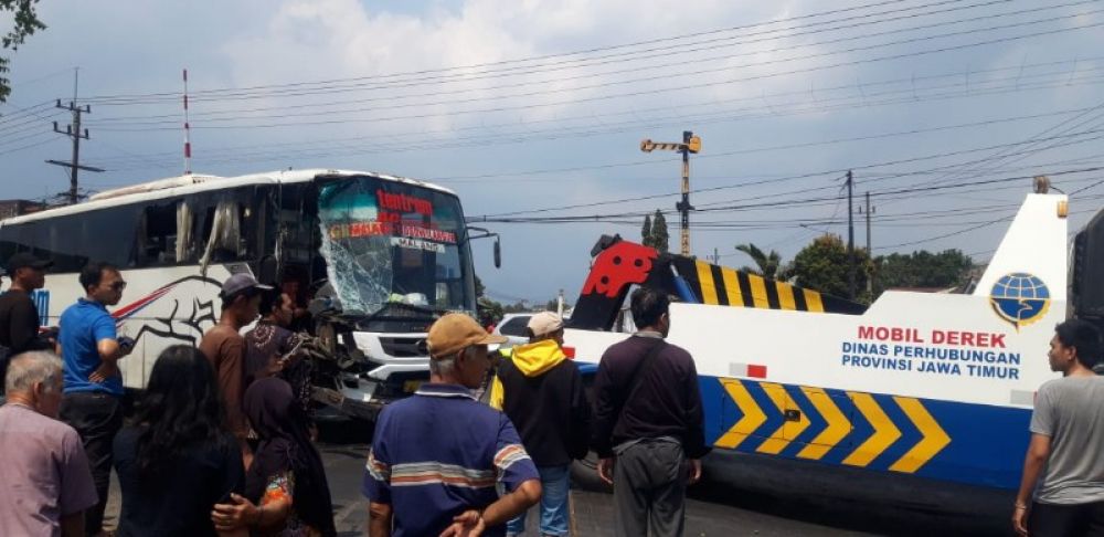 Bus Tentrem saat dilakukan evakuasi. (Ist) 