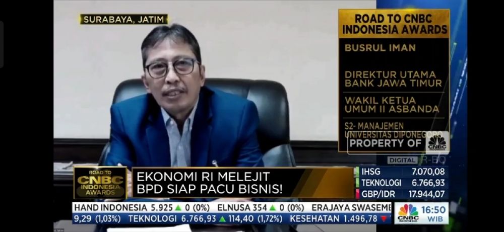 Direktur Utama Bank Jatim Busrul Iman saat menerima wawancara televisi melalui virtual. (Ist) 