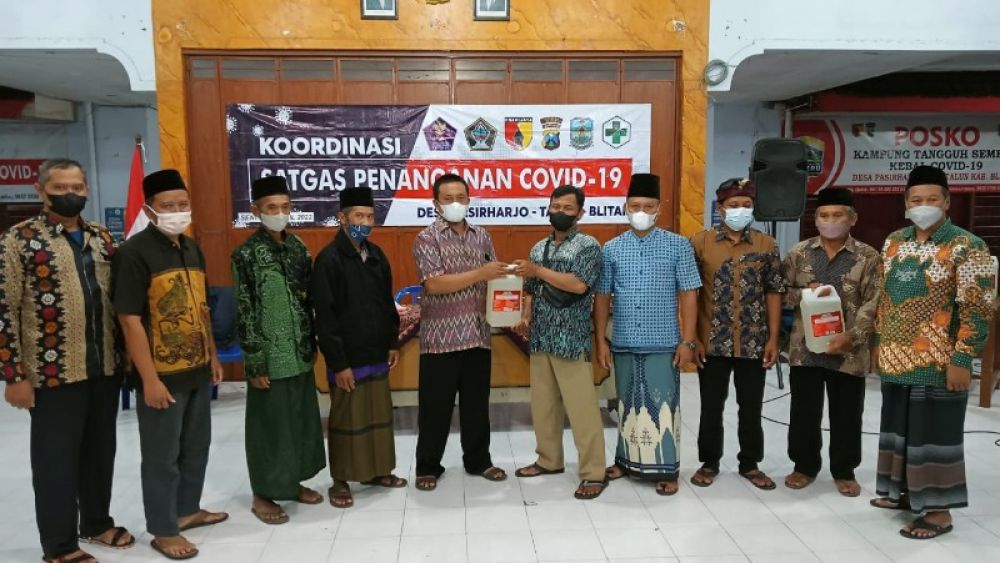 Pemdes dan Kades Pasirharjo membagikan disinfektan kepada para RT dan pengurus masjid untuk mencegah penyebaran Vovid-19 saat Idul Fitri. (Ist) 