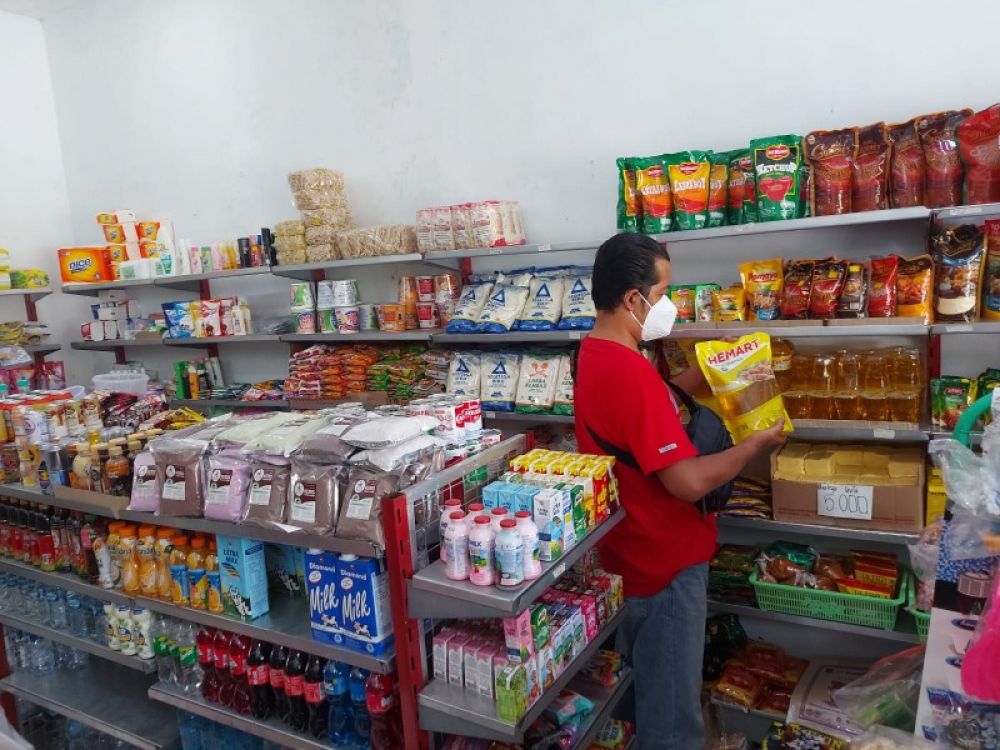 Anggota Polsek Ngasem sidak ke toko kelontong memastikan ketersediaan dan harga minyak goreng di pasaran stabil. (ist) 