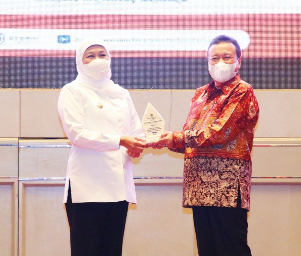 Gubernur Khofifah menerima cinderamata dari Kepala Kantor Wilayah BPN Jatim, Jonahar. (Ist) 