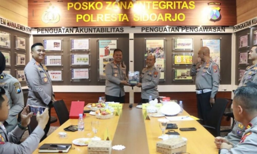 Kapolresta Sidoarjo Kombes Pol Kusumo Wahyu Bintoro bersama Karo Rena Polda Babel Kombes Pol Imam Mughni terima cinderamata di Mapolresta Sidoarjo. (Ist) 