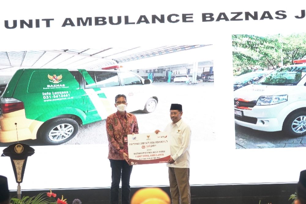 Penyerahan CSR secara simbolis dalam bentuk 1 unit Mobil Ambulance diserahkan oleh Direktur Utama Busrul Iman kepada Ketua BAZNAS Jawa Timur Drs. H.M. Roziqi, MM. (Ist) 