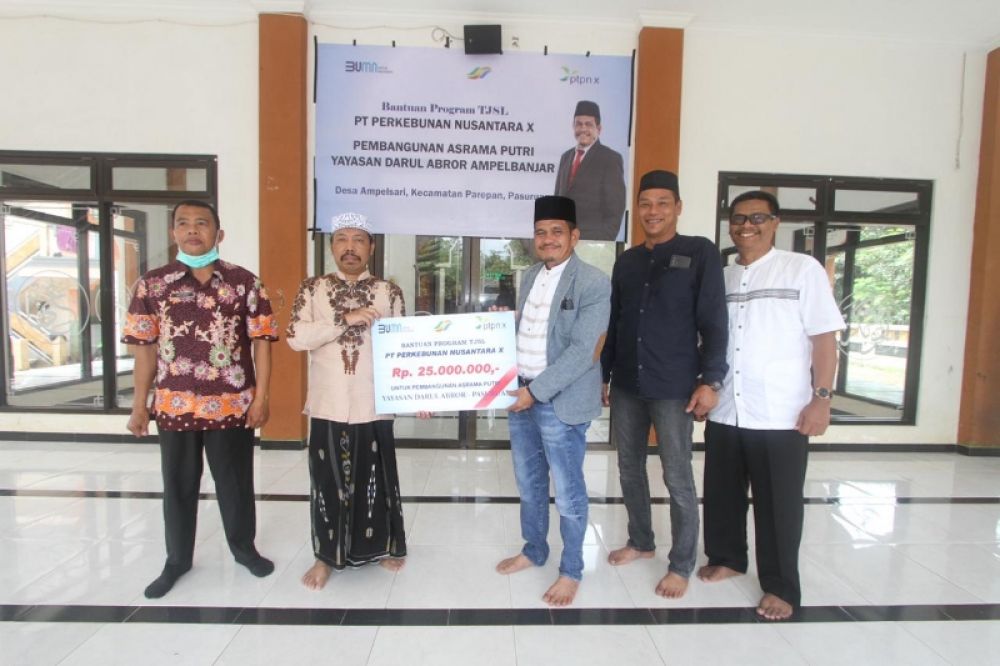 PTPN X saat menyerahkan bantuan CSR. (Ist) 