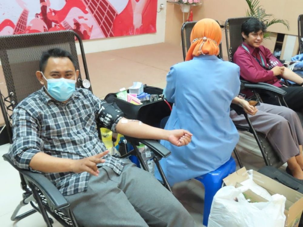 pegadaian gelar donor darah dalam rabgk HUT RI je 77 dengan peserta dari karyawan kantor pegadaian dan warga sekitar. Sebelum donor darah, peserta mendapatkan chek up dari petugas kesehatan. (Ist) 