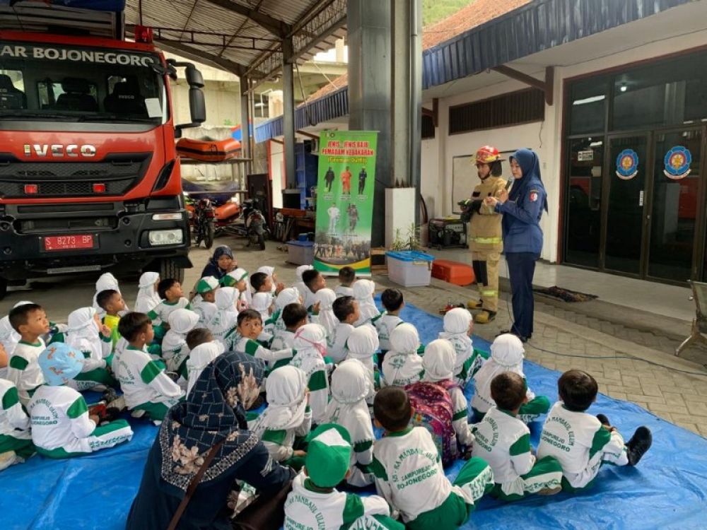 Puluhan siswa RA Mambaul Ulum Campurejo berkunjung ke Dinas Damkar mendapat penjelasan dari petugas Damkar. (Ist) 