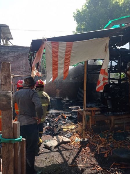 Jalan macet hambat laju Damkar padamkan api di Dusun Rekoso, Desa Junrejo. (foto: doi nuri)