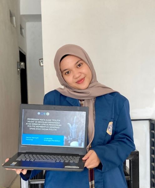 Devira Hannum Harahap, mahasiswa Ilmu Politik FISIP UNAIR menyabet juara II Lomba Esai Nasional dalam ajang Semarak Festival Keilmiahan 2022 yang diselenggarakan Sarasati Community FIB Universitas Negeri Sebelas Maret. (Ist) 