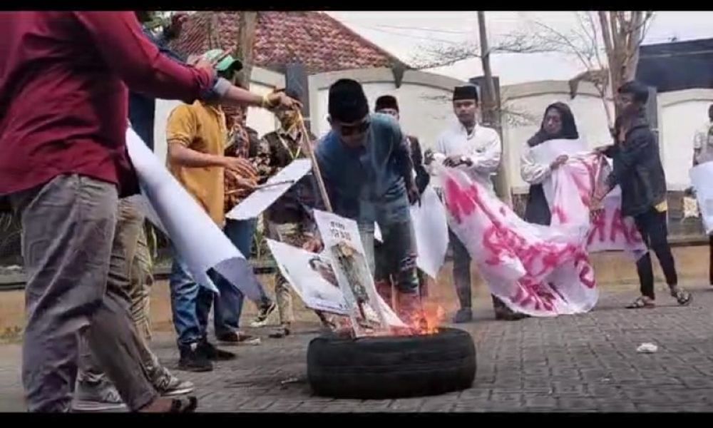 Massa aksi melakukan bakar ban dan minta Disdik Bangkalan terkait dugaan dana pungli saat dijabat Bambang Mustika di Kembalikan (ist) 