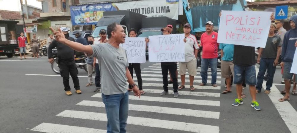 Masyarakat Peduli Pemilu Bersih dan KALBI Kota Blitar Ngeluruk Mapolres Blitar Kota