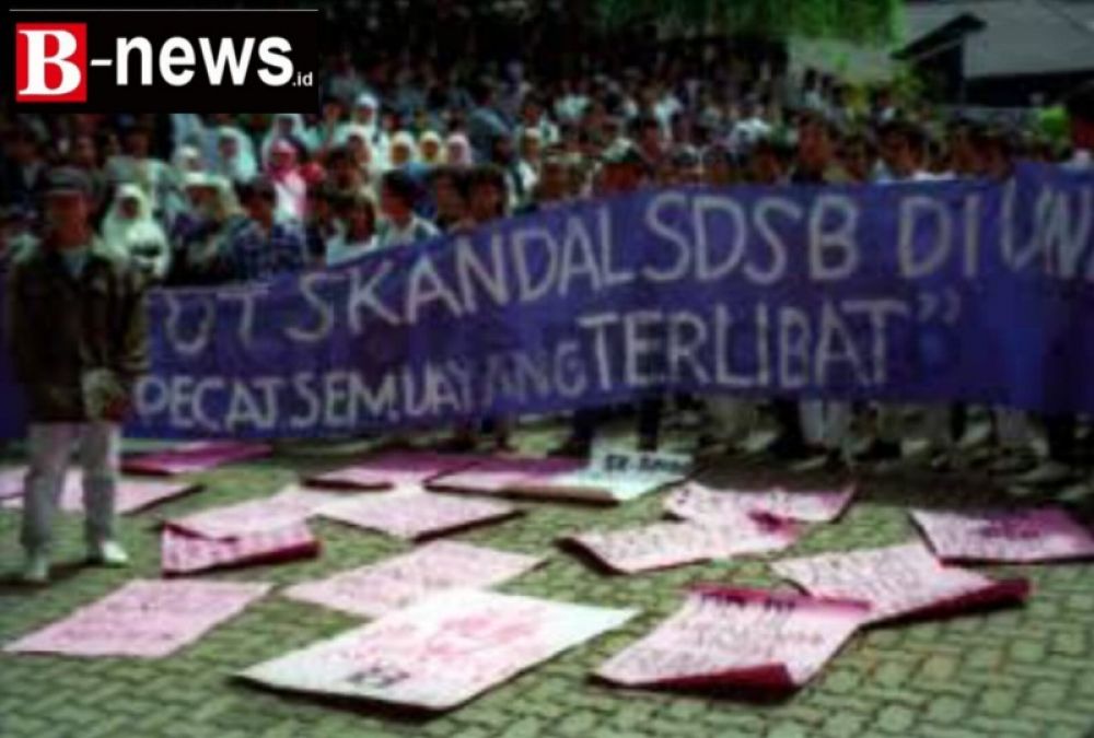 Mahasiswa, Aktivis sosial, bahkan masyarakat pun turut ke jalan untuk menuntut dihapuskannya SDSB dari Indonesia. (sunber foto kompas) 