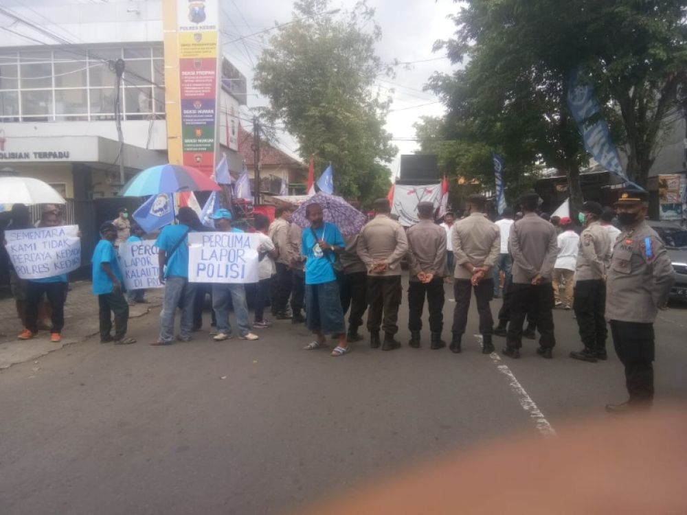 Puluhan massa PPI saat menggelar aksi demo di Mapolres Kediri menyuarakan aspirasi sopir truk.(Ist) 