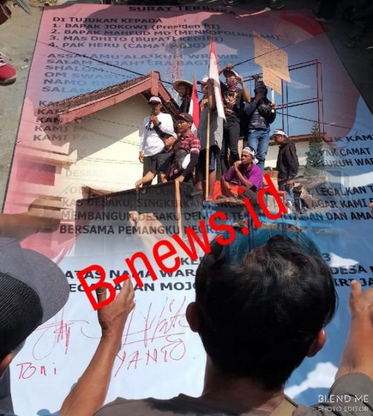 Ratusan massa Desa Ponggok Kecamatan Mojo melakukan aksi demo tandingan kepada Aliansi Masyarakat Mencari Keadilan terkait Program PTSL tanah kas desa di depan Kecamatan Mojo, Kediri. (Ist) 