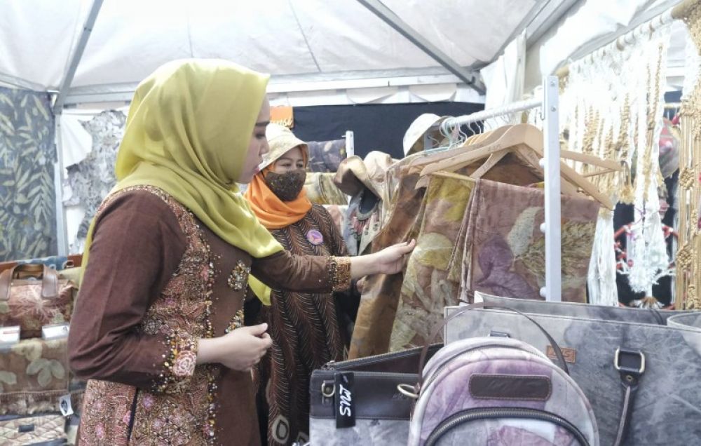 Ketua Dekranasda Kabupaten Sidoarjo, Sya'adah Ahmad Muhdlor melihat batik produk UMKM Sidoarjo. (Ist) 