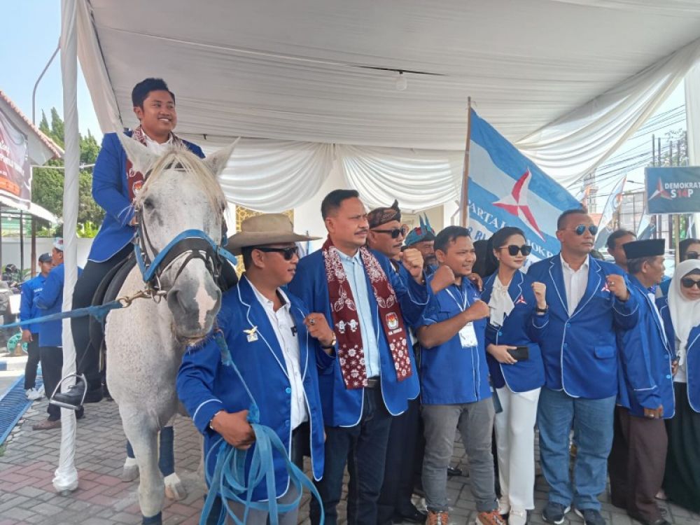 Zahlul Yussar berkuda bersama bacaleg Demokrat saat mendaftar ke KPU Sidoarjo. (Ist) 