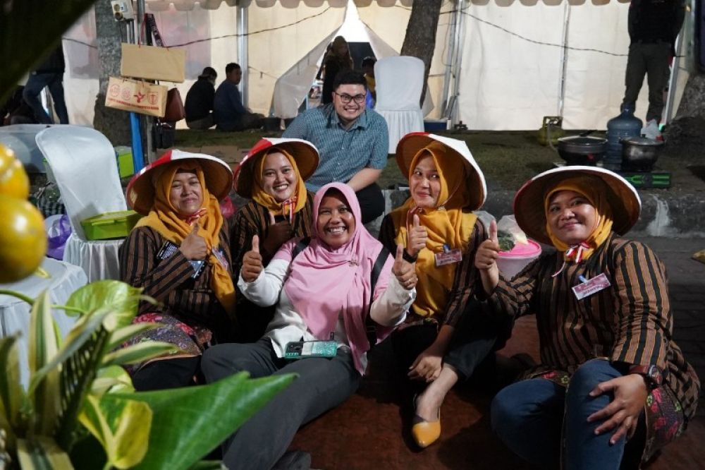 Bupati Kediri Mas Dhito cangkruk bareng warga saat datang ke lokasi SLG. (Ist) 