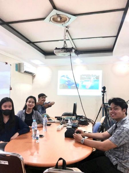 Diajeng Widiani Hadifarica (Manajemen), Muhammad Ali Ridho (Ekonomi Islam), dan Devina Putri (Manajemen). Mereka berhasil menciptakan inovasi dalam bidang kewirausahaan yaitu Incredible Floaties. (Ist) 