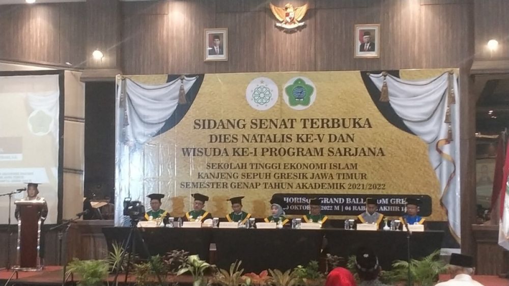 Dies Natalis ke 5 STIE Kanjeng Sepuh dan Wisuda Sarjana. (Ist) 