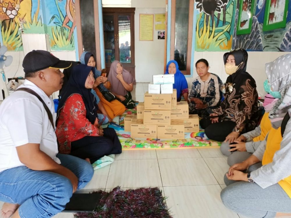 Kadinkes Fenny Apridawati bersama para terdampak banjir. (Ist) 