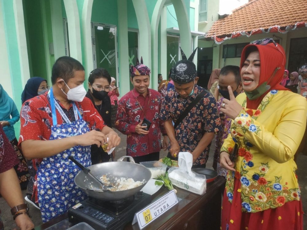 Kadinkes Sidoarjo, Fenny Apridawati memberikan semangat kepada peserta lomba masak nasi goreng yang diikuti oleh kaum bapak-bapak. (Ist) 