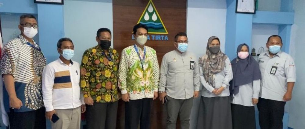 Jajaran direksi Perumda Delta Tirta Sidoarjo berfoto bersama usai penandatanganan kerjasama. (Ist) 