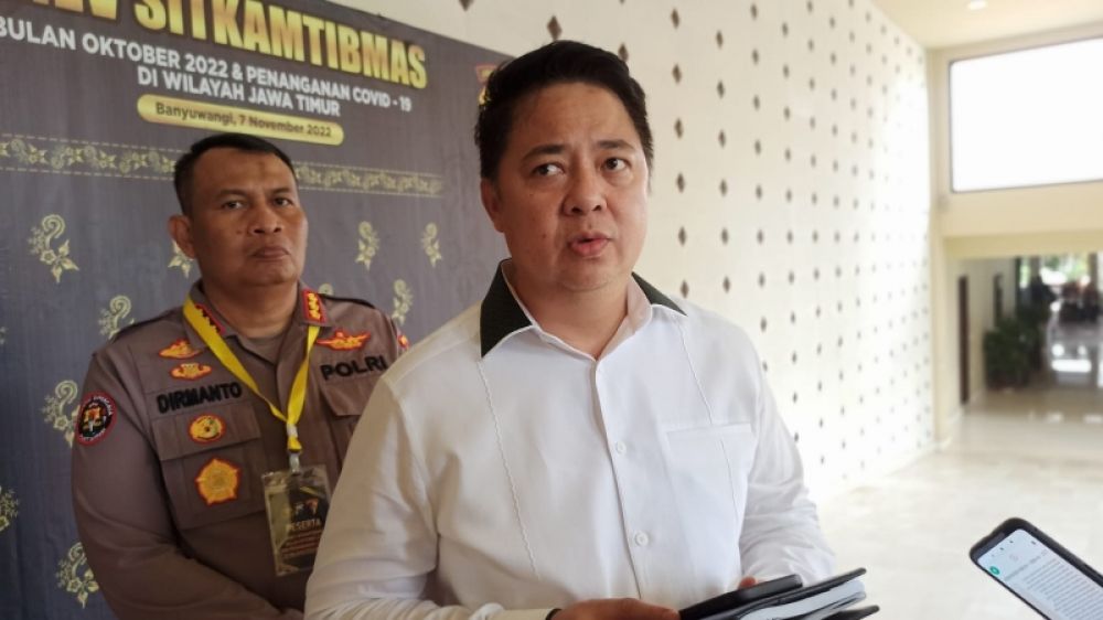 Dirkrimus Polda Jatim Kombes Pol Farman menangkap pelaku pembuat video mesum kebaya merah berinisial ACS dan AH. (Ist) 