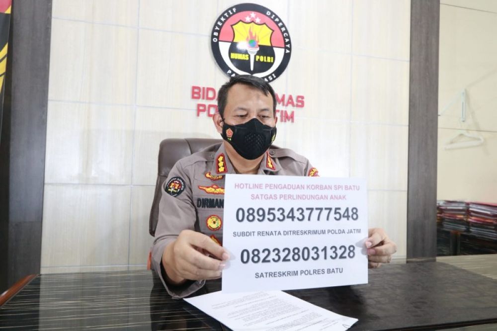 Kabid Humas Polda Jatim Kombes Dirmanto menunjukkan nomor hotline bagi korban SPI yang ingin melapor. (Ist) 