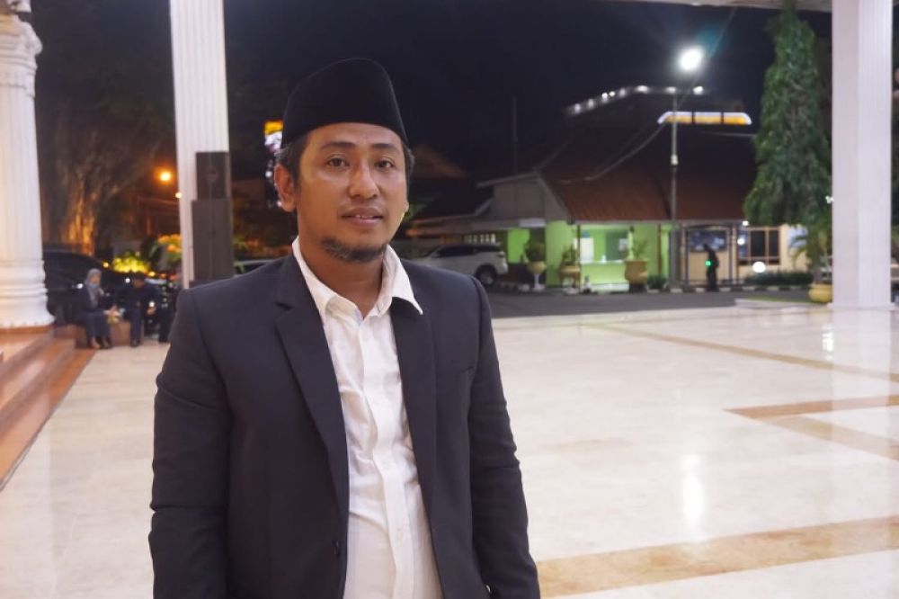 Direktur Pelayanan Perunda Delta Tirta Sidoarjo, Fatihul Faizun. Foto Bawah: Besaran denda bagi pelanggan PDAM Delta Tirta Sidoarjo menurut kelompoknya jika telat bayar diatas tanggal 15 setiap bulannya. (Ist) 