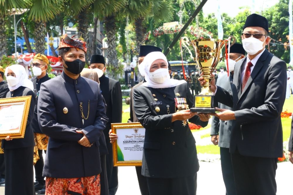 Direktur Utama Bank Jatim Busrul Iman menerima piala bergilir sebagai juara umum turnamen di ajang hari Jadi Provinsi Jatim. (Ist) 