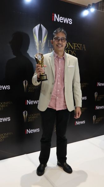 Direktur Bank Jatim Busrul Iman menerima penghargaan dari Inews Indonesia Awards 2022. +ist(