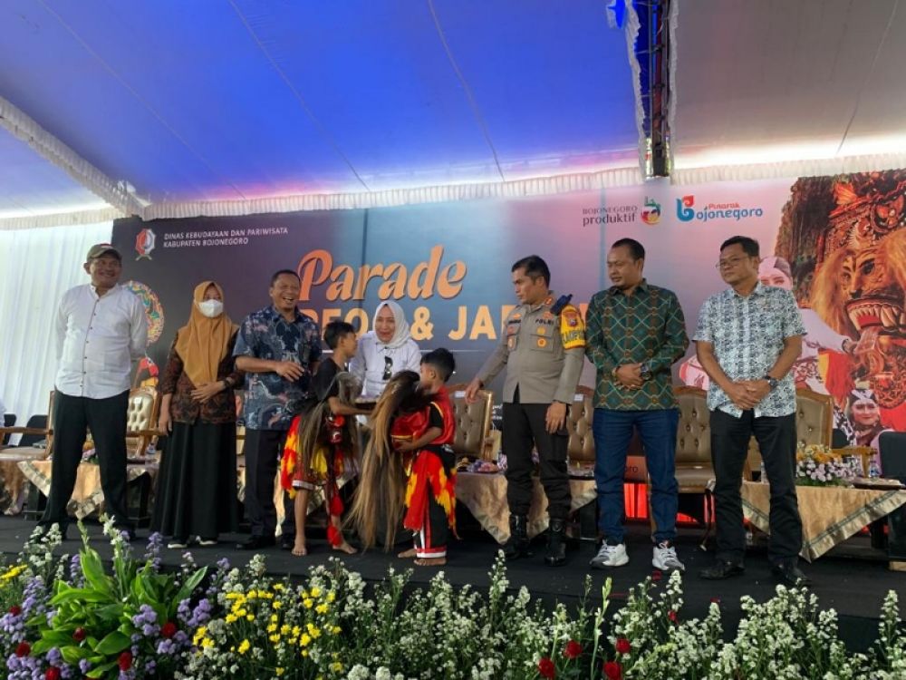 Bupati Bojonegoro Anna Mu'awanah saat menghadiri parade reog dan mengapresiasi pengembangan serta mendorong seni budaya berbasis lokal. (Ist) 