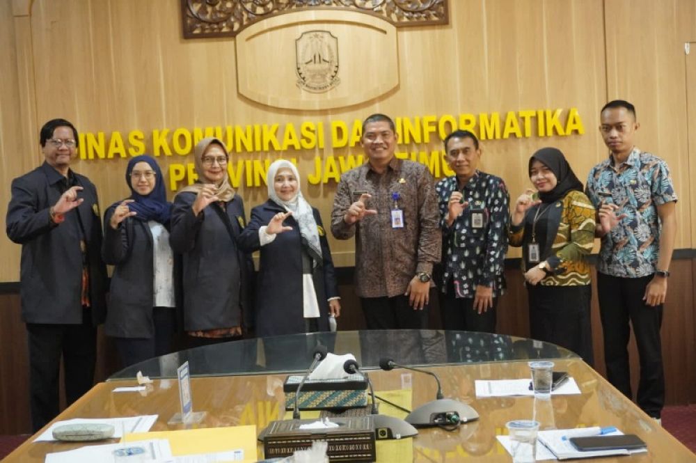 Diskominfo Jatim dan UB lakukan foto bersama. (Ist) 