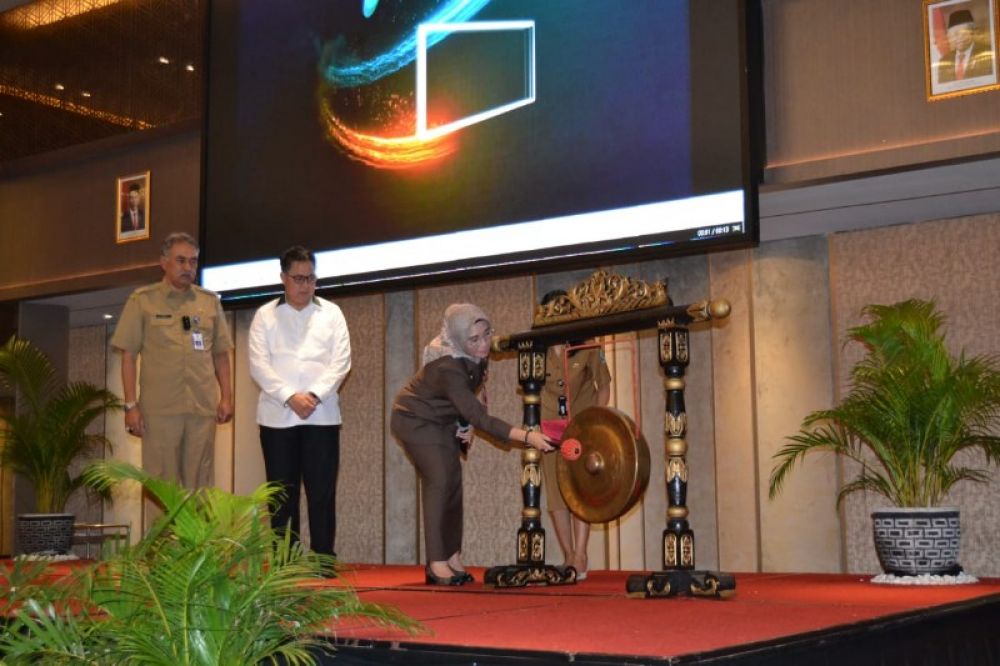 Kepala Disnak Jatim Indyah Aryani membuka rakor bersama Dirreskrimsus Polda Jatim ditandai dengan memukul gong. (Ist) 