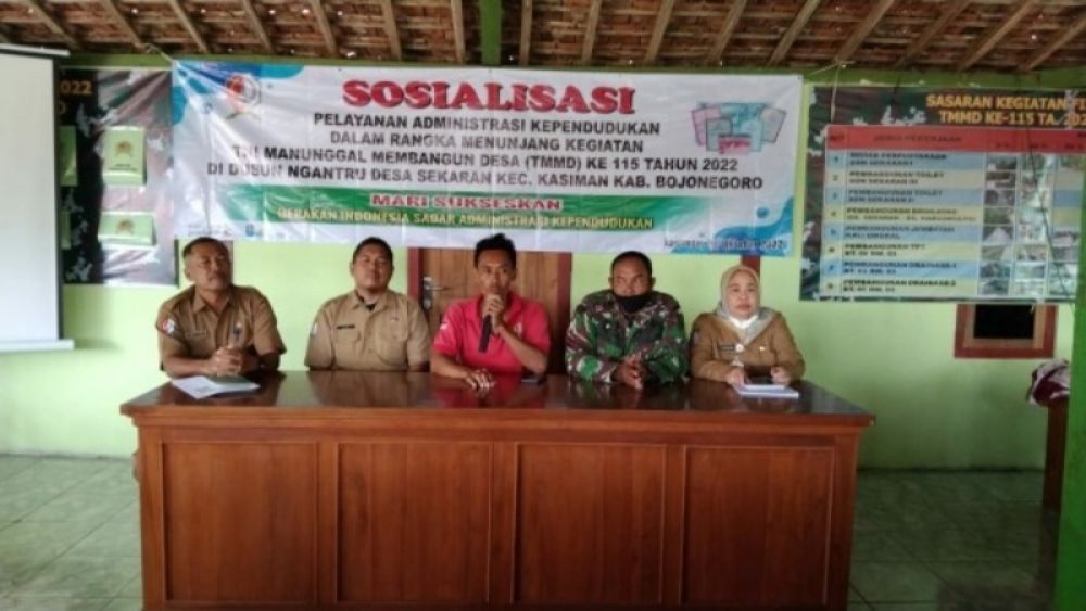 Dinas Kependudukan dan Pencatatan Sipil (Dispendukcapil) Kabupaten Bojonegoro terus jemput bola terkait administrasi kependudukan hingga ke pelosok di Dusun Ngantru, Desa Sekaran, Kecamatan Kasiman. (Ist) 
