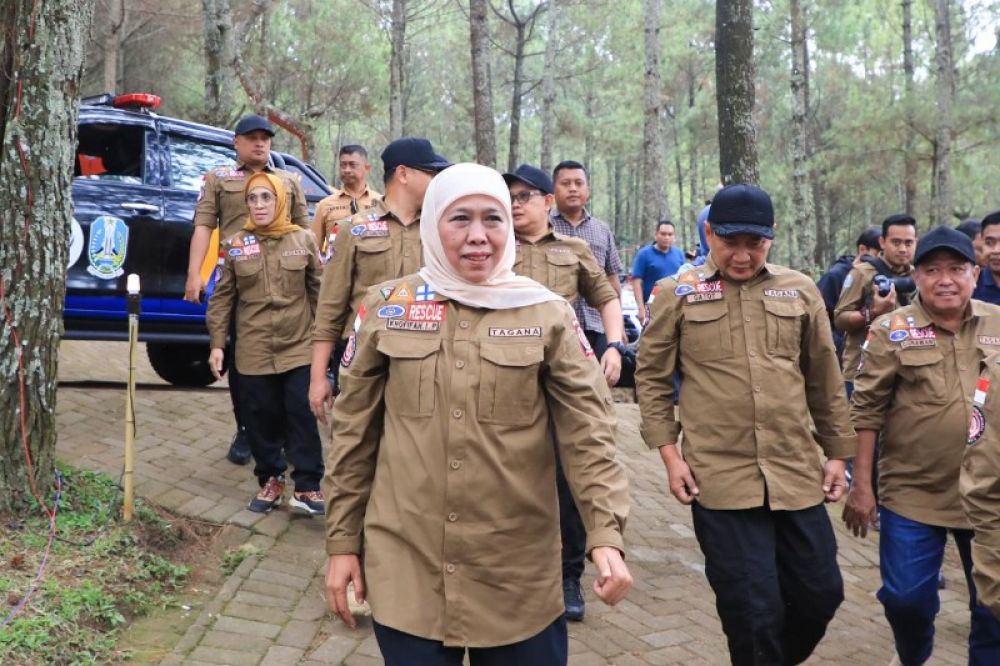 Gubernur Khofifah didampingi Kalaksa BPBD Jatim Gatot Subroto saat penutupan pelatihan Disaster Leadership Academy di Batu Malang. (Ist) 