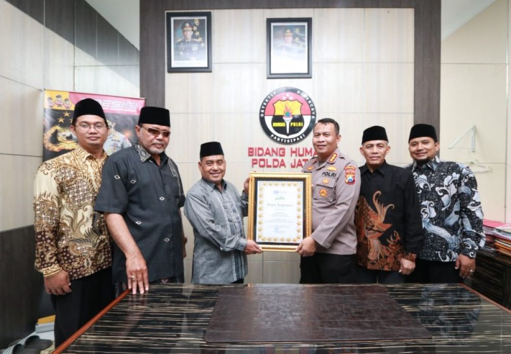 Kado HUT Bhayangkara ke 76, Kabid Humas Polda Jatim Terima Penghargaan dari Pimpinan Ponpes Nurul Falah