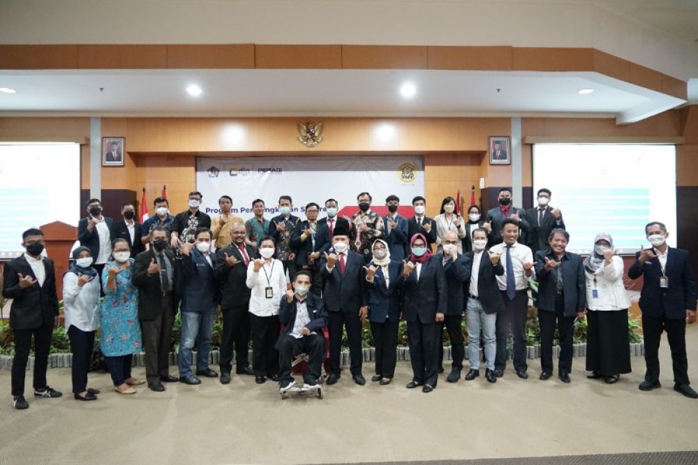 Kegiatan sosialisasi DJP Jatim II menjelang berakhirya program PPS. Tampak Kepala Kanwil DJP Jatim II saat berfoto bersama dengan Peradi. (Ist) 