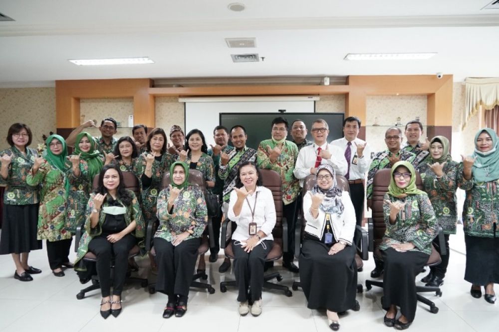 Kepala Kanwil DJP Jatim II berfoto bersama usai berikan edukasi PPS terhadap pengurus IPPAT Jawa Timur di kantor DJP Jatim II Jl Raya Juanda Sidoarjo. (Ist) 