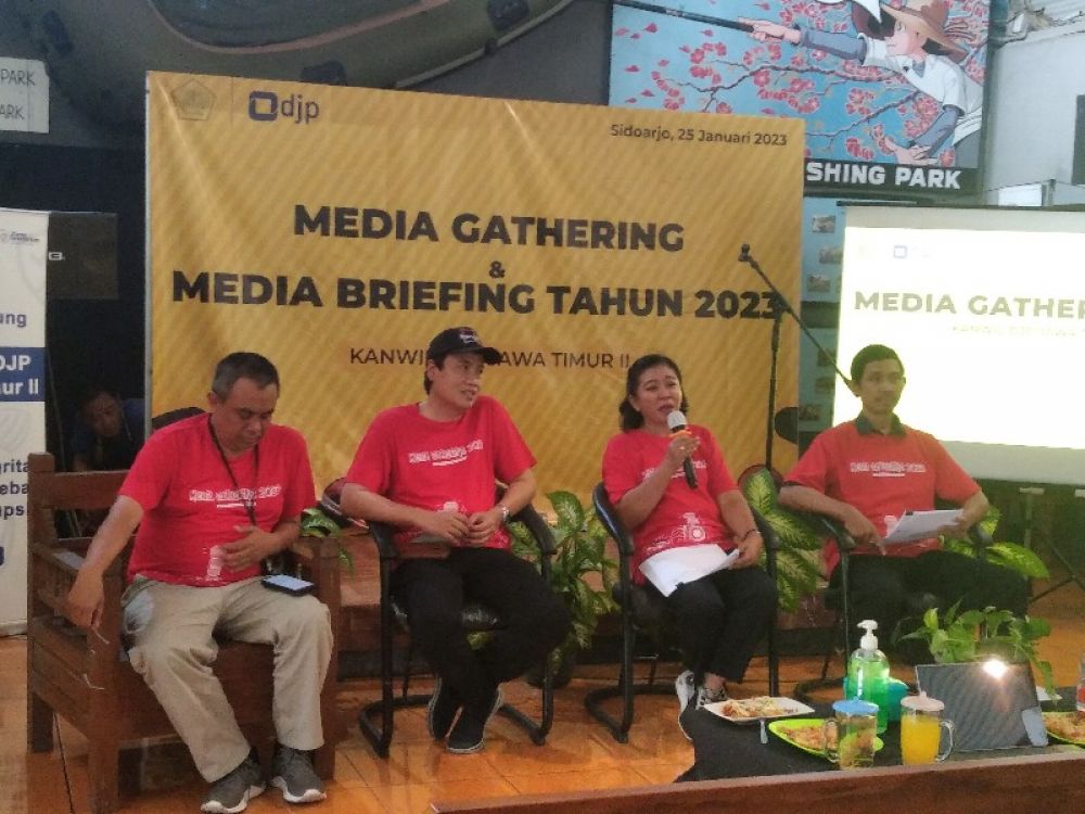 Kepala Kantor Wilayah Direktur Jenderal Pajak Jatim II, Agustin Vita Avantin menyampaikan paparan capaian kinerja penerimaan pajak tahun 2022 melaui Media Gathering di Monster Fishing Park Sidoarjo. (foto: zainul/ B-news.id) 